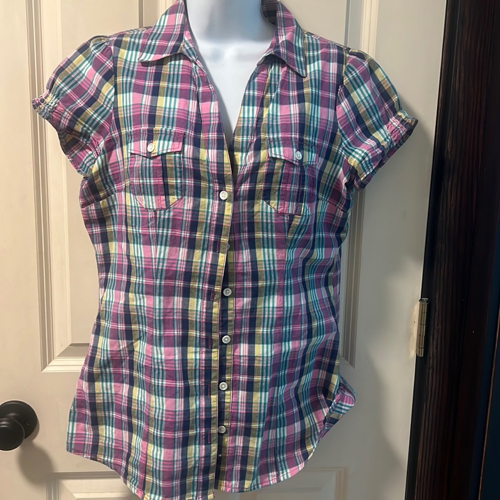 Super cute vintage Levi cuffed short sleeve top